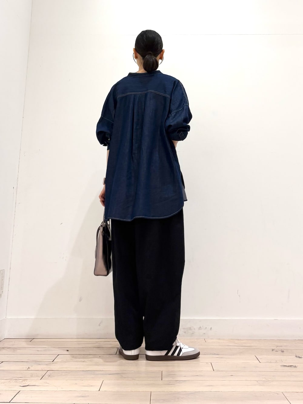 ホワイト系のタンクトップ、ブラック系のその他パンツ、シルバー系のトートバッグを着用したレディースの秋コーディネートの5枚目の写真