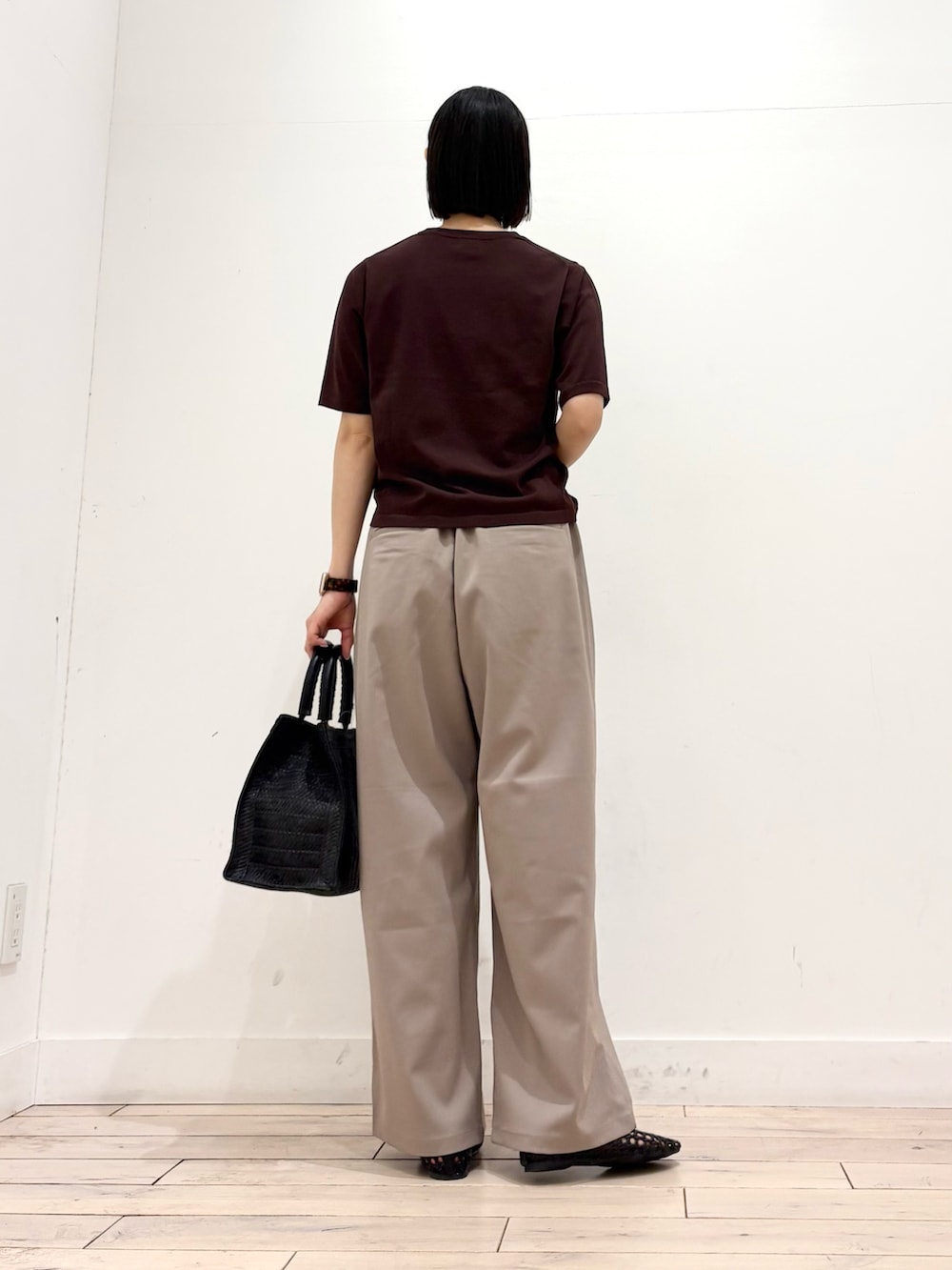 ブラウン系のTシャツ/カットソー、ベージュ系のその他パンツ、ブラック系のサンダルを着用したレディースの春コーディネートの6枚目の写真