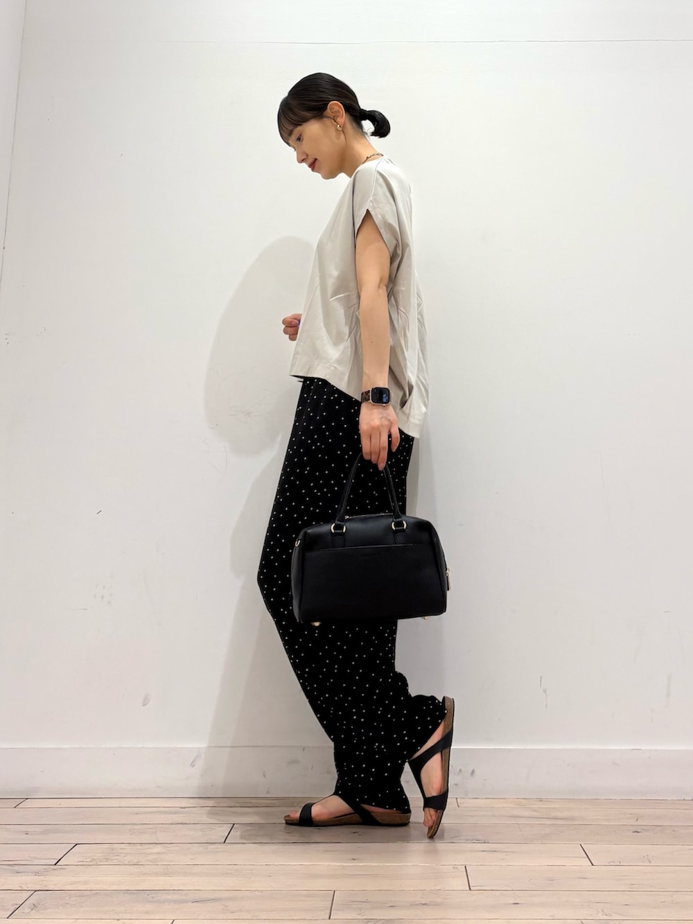 ブラック系のその他パンツ、ブラック系のボストンバッグ、ブラック系のサンダルを着用したレディースの夏コーディネートの3枚目の写真