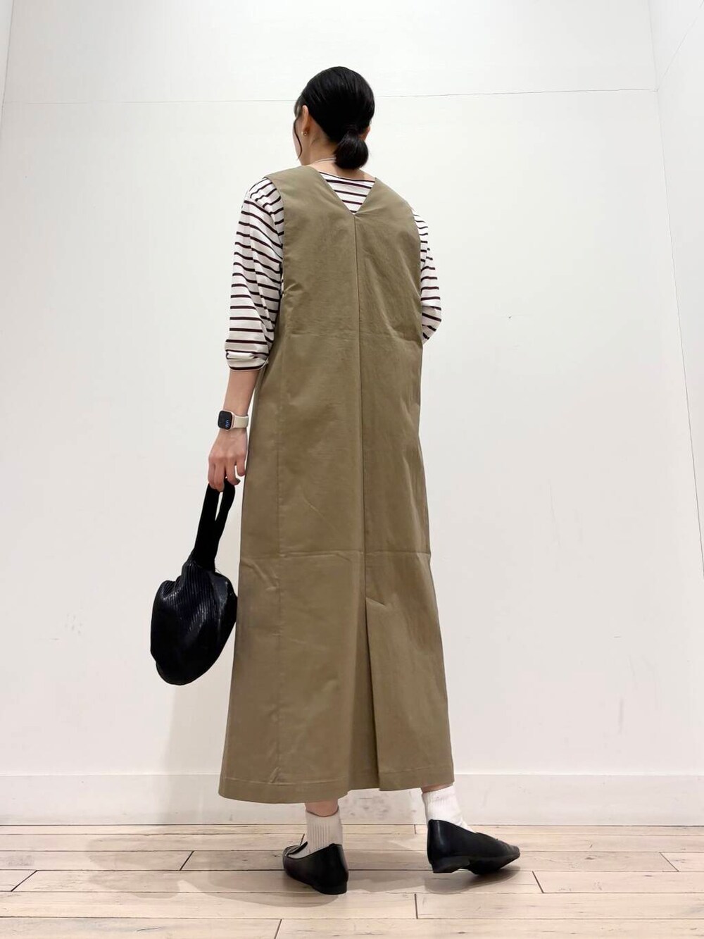 ブラック系のローファー、ブラック系のハンドバッグ、レッド系のTシャツ/カットソーを着用したレディースの冬コーディネートの4枚目の写真