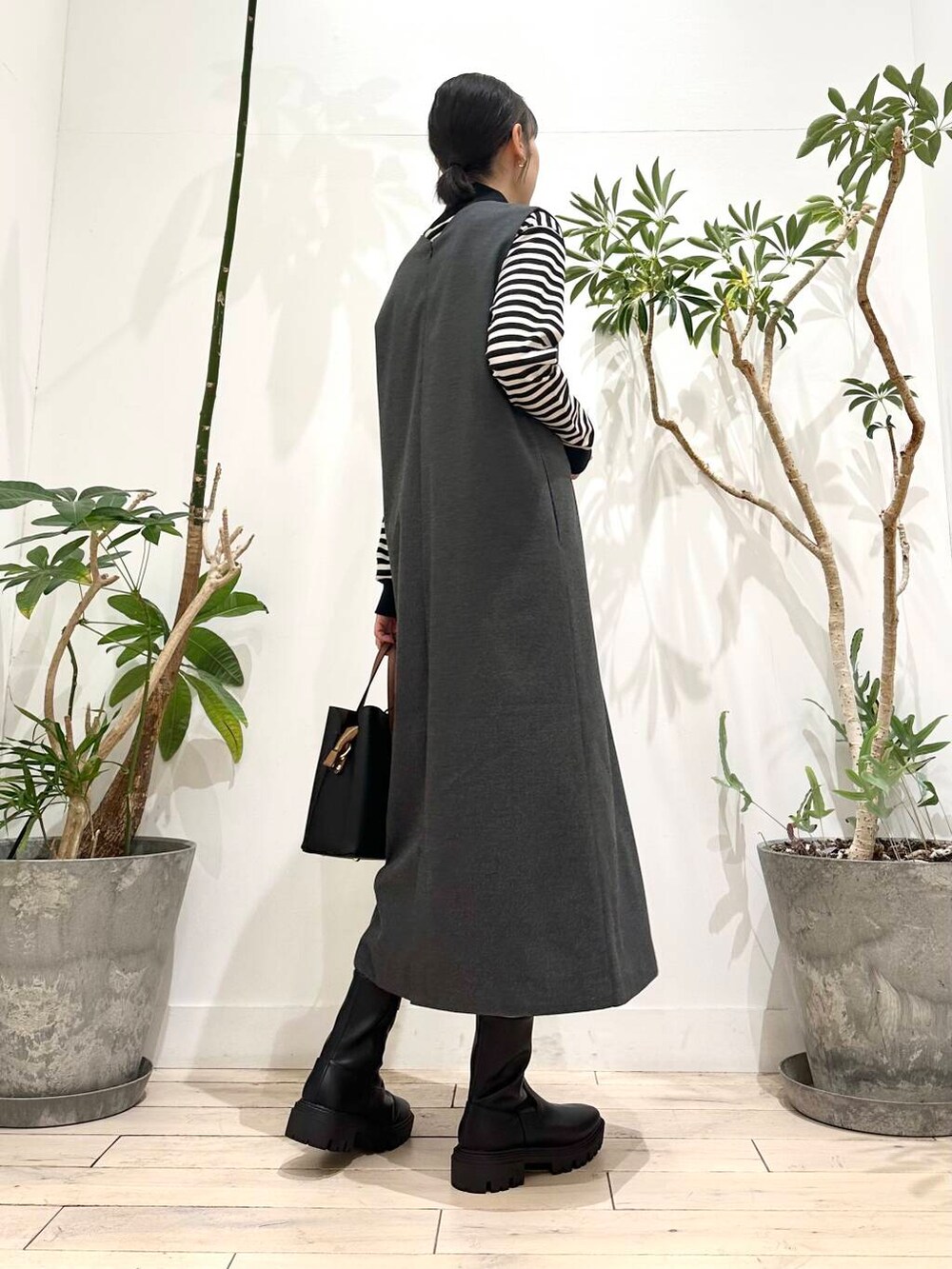 ブラック系のトートバッグ、ブラック系のTシャツ/カットソー、グレー系のワンピースを着用したレディースの秋コーディネートの4枚目の写真