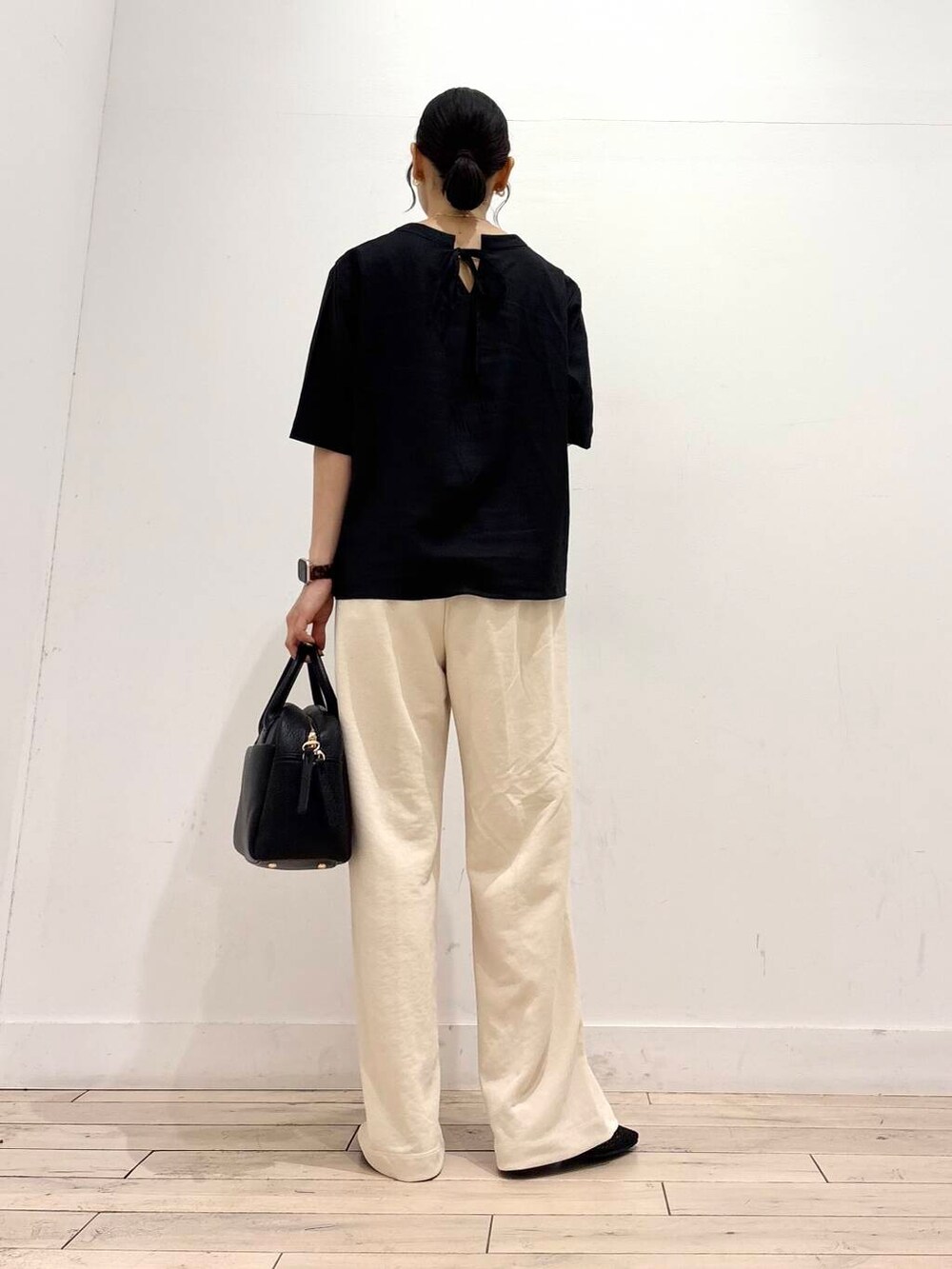 ブラック系のボストンバッグ、ブラック系のバレエシューズ、ブラック系のシャツ/ブラウスを着用したレディースの夏コーディネートの5枚目の写真