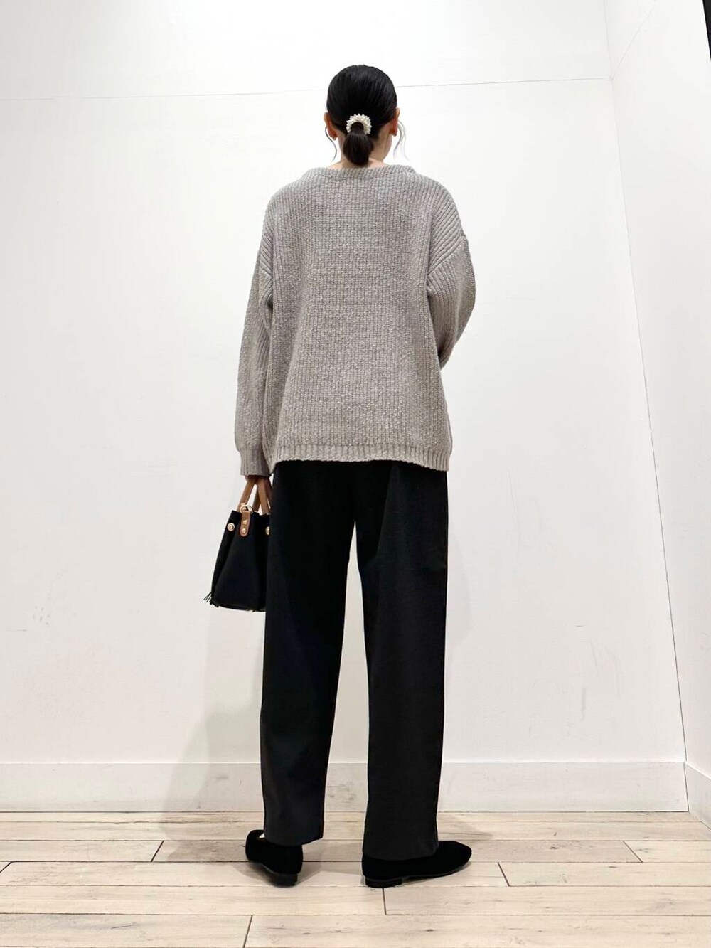 ブラック系のトートバッグ、ブラック系のバレエシューズ、グレー系のその他パンツを着用したレディースの冬コーディネートの3枚目の写真