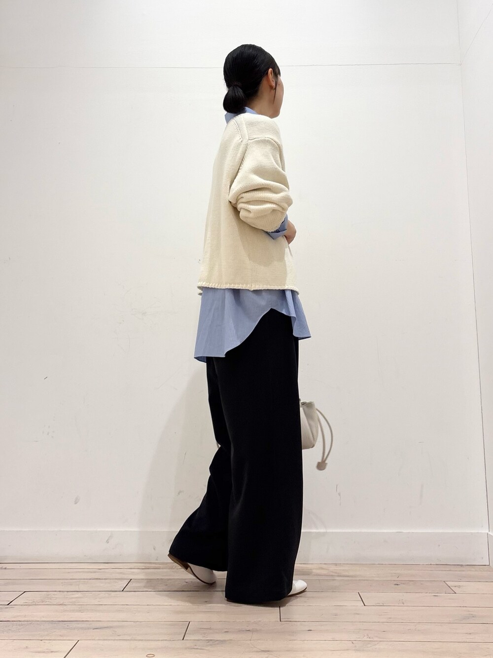 ホワイト系のカーディガン/ボレロ、ブルー系のシャツ/ブラウス、ホワイト系のその他シューズを着用したレディースの春コーディネートの5枚目の写真