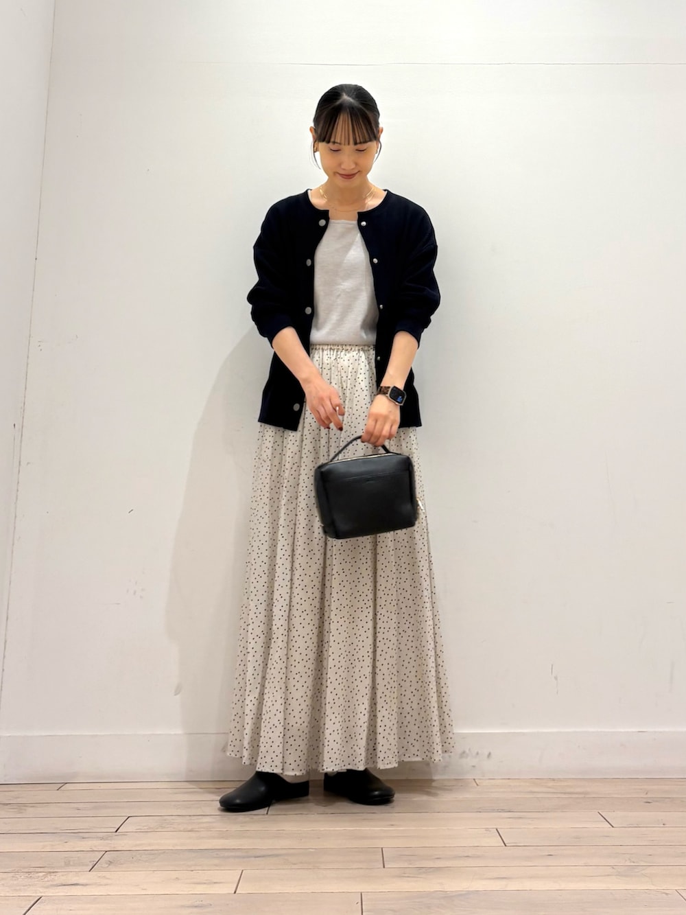 ブルー系のカーディガン/ボレロ、グレー系のタンクトップ、ブラック系のその他シューズを着用したレディースの秋コーディネートの2枚目の写真