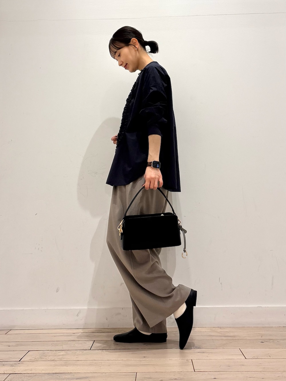 ブルー系のシャツ/ブラウス、ブラック系のショルダーバッグ、グレー系のその他パンツを着用したレディースの春コーディネートの3枚目の写真