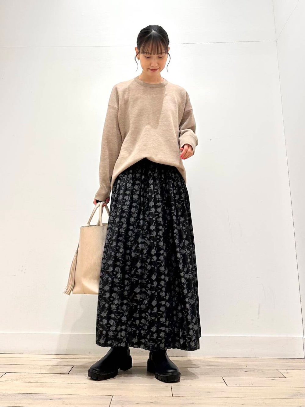 ホワイト系のトートバッグ、ブルー系のその他アウター、ブラック系のブーツを着用したレディースの冬コーディネートの5枚目の写真