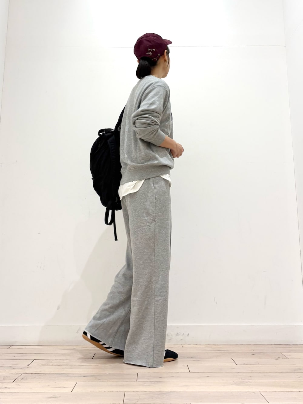 グレー系のスウェット、グレー系のその他パンツ、ブラック系のバックパック/リュックを着用したレディースの秋コーディネートの4枚目の写真