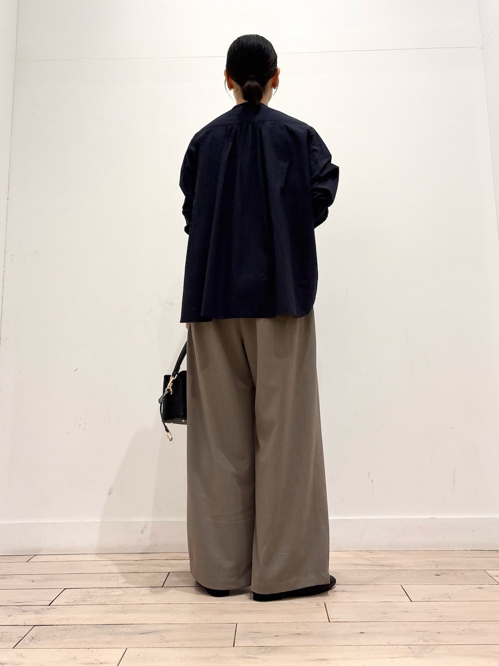 ブルー系のシャツ/ブラウス、ブラック系のショルダーバッグ、グレー系のその他パンツを着用したレディースの春コーディネートの5枚目の写真