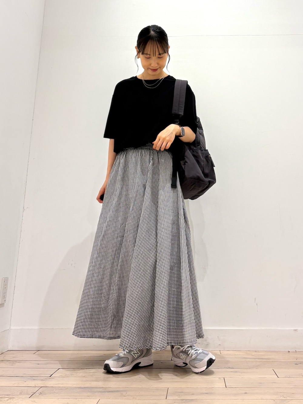 ブラック系のTシャツ/カットソー、その他のスカート、グレー系のスニーカーを着用したレディースの夏コーディネートの3枚目の写真