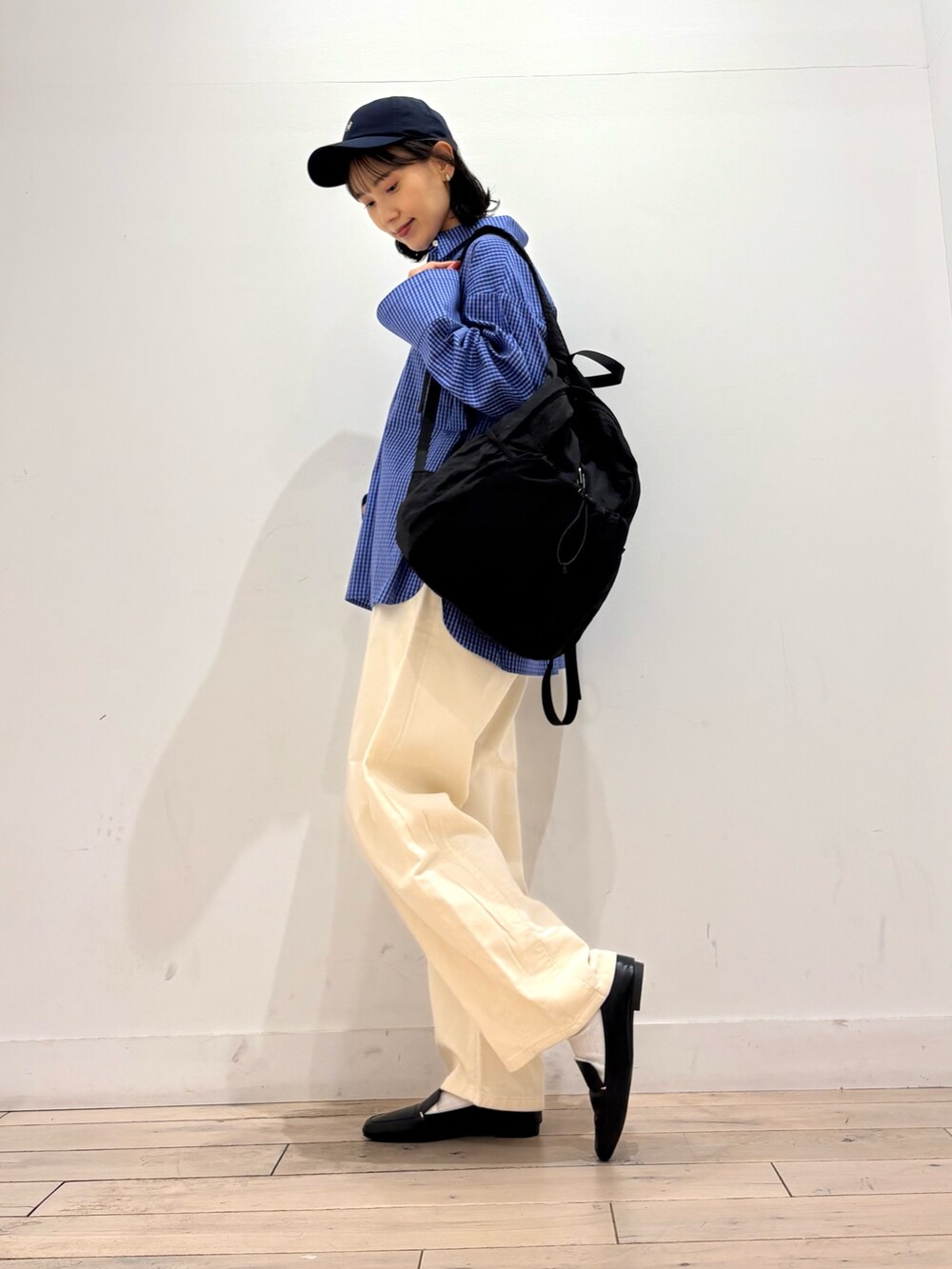 ブルー系のシャツ/ブラウス、ブラック系のローファー、ブラック系のバックパック/リュックを着用したレディースの秋コーディネートの3枚目の写真