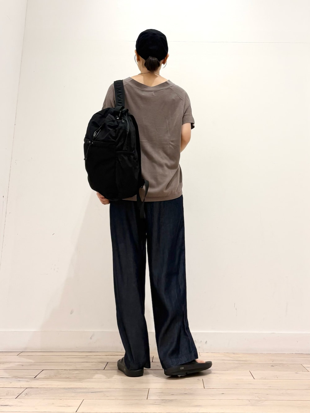 グレー系のカーディガン/ボレロ、ブルー系のデニムパンツ、ブラック系のバックパック/リュックを着用したレディースの夏コーディネートの3枚目の写真
