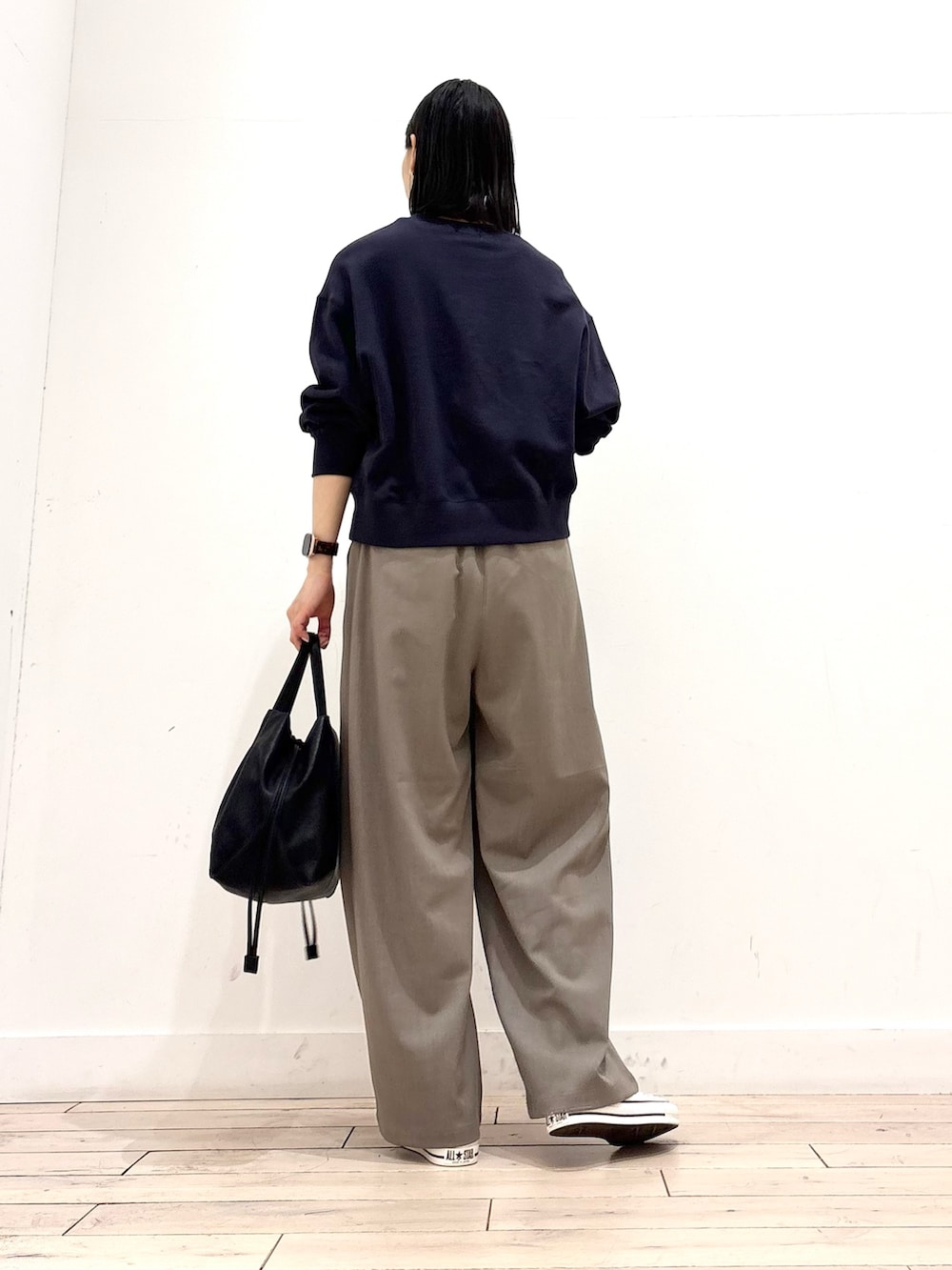 ブルー系のカーディガン/ボレロ、ベージュ系のタンクトップ、グレー系のその他パンツを着用したレディースの春コーディネートの5枚目の写真