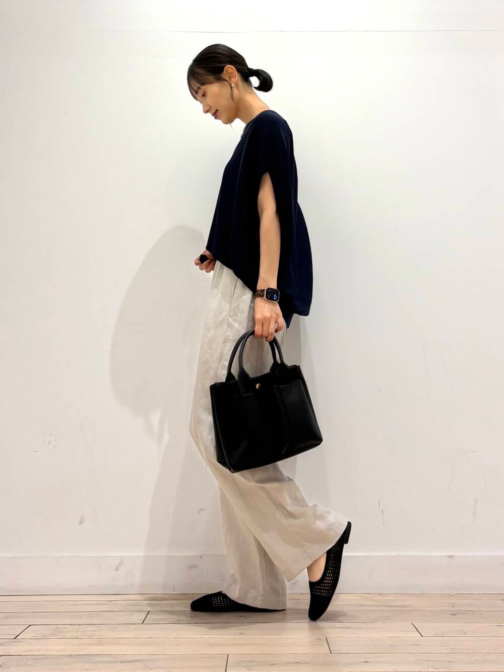 ブラック系のトートバッグ、ブラック系のバレエシューズ、ベージュ系のその他パンツを着用したレディースの夏コーディネートの4枚目の写真