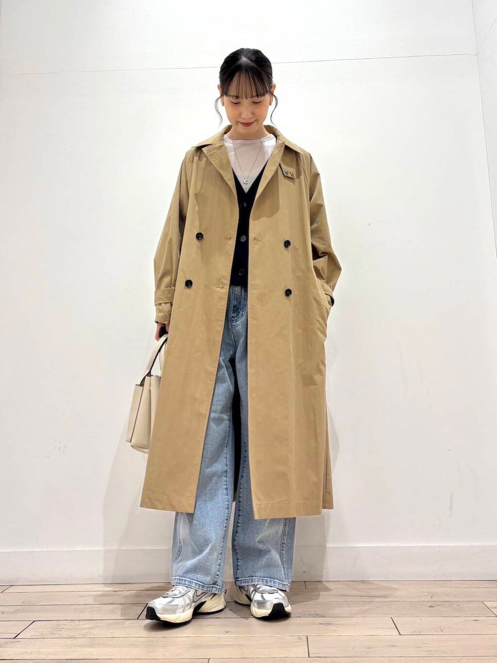 ホワイト系のスニーカー、ブルー系のデニムパンツ、グレー系のTシャツ/カットソーを着用したレディースの冬コーディネートの5枚目の写真