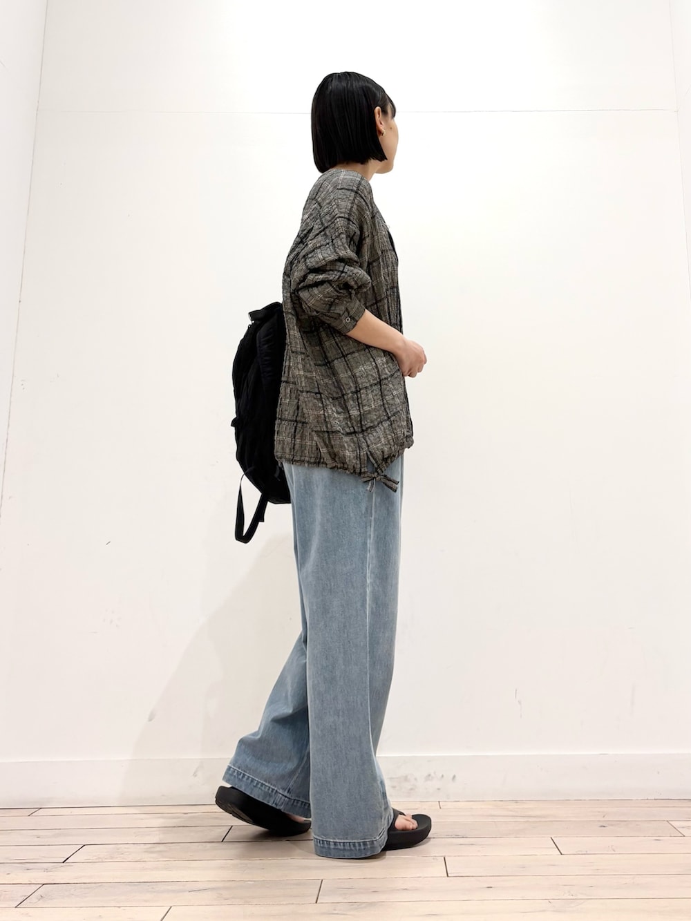 ブラック系のシャツ/ブラウス、ブルー系のデニムパンツ、ブラック系のサンダルを着用したレディースの春コーディネートの4枚目の写真