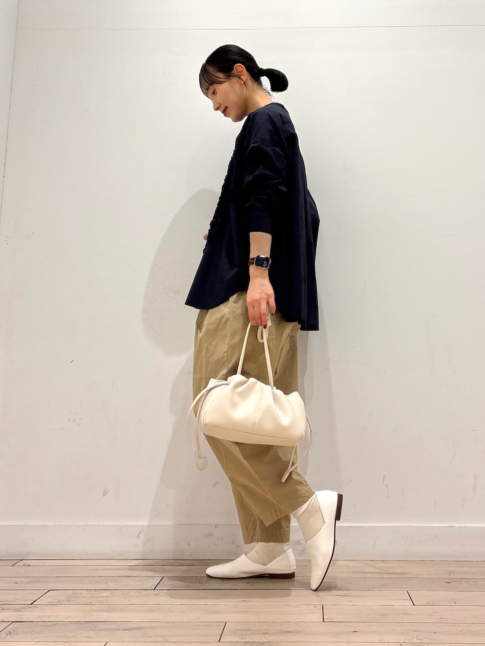 ブルー系のシャツ/ブラウス、ベージュ系のその他パンツ、ホワイト系のその他シューズを着用したレディースの春コーディネートの3枚目の写真