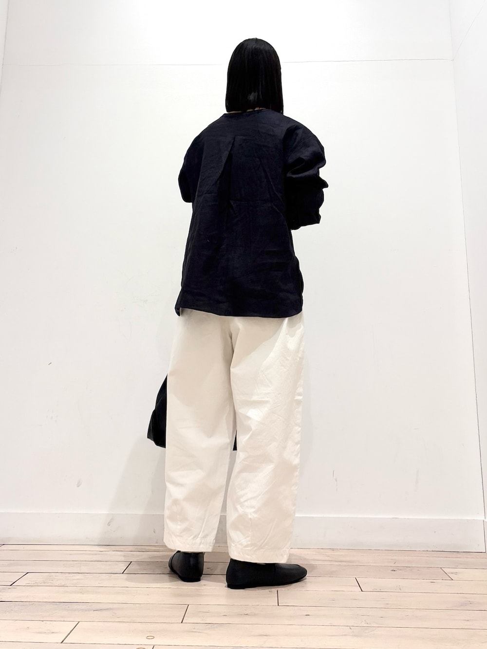 ブルー系のシャツ/ブラウス、ブラック系のショルダーバッグ、ブラック系のローファーを着用したレディースの春コーディネートの4枚目の写真