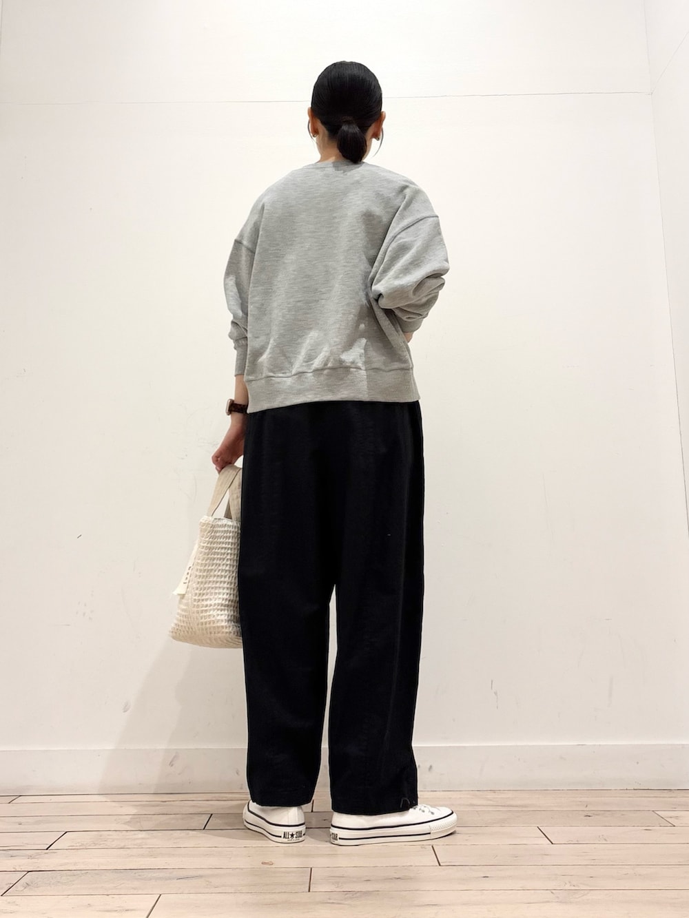 ホワイト系のタンクトップ、グレー系のカーディガン/ボレロ、ホワイト系のトートバッグを着用したレディースの春コーディネートの3枚目の写真