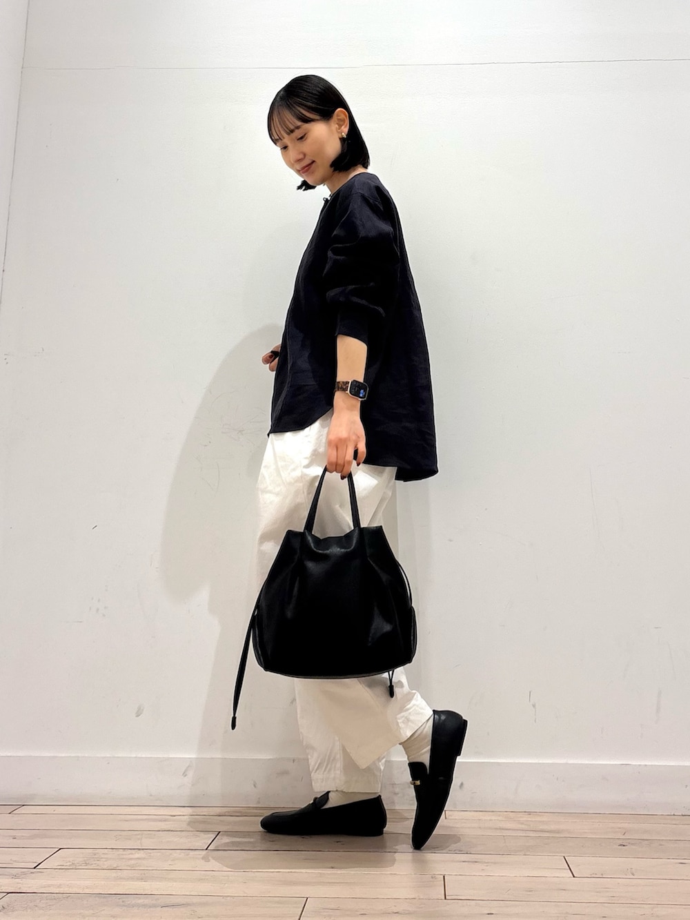 ブルー系のシャツ/ブラウス、ブラック系のショルダーバッグ、ブラック系のローファーを着用したレディースの春コーディネートの3枚目の写真