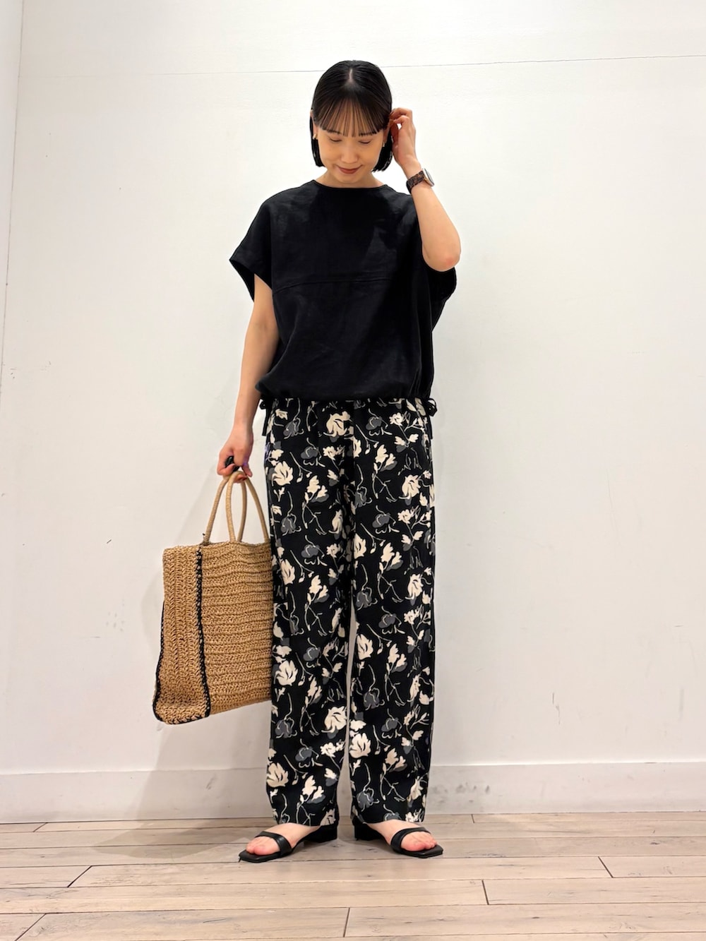 ブラック系のシャツ/ブラウス、ブラック系のその他パンツ、ベージュ系のトートバッグを着用したレディースの春コーディネートの2枚目の写真
