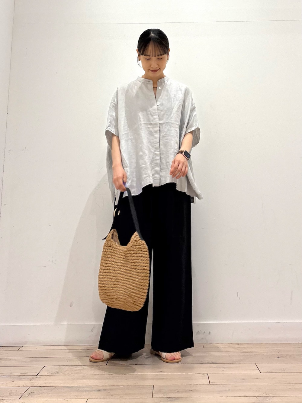 グレー系のシャツ/ブラウス、ブラック系のその他パンツ、イエロー系のトートバッグを着用したレディースの夏コーディネートの2枚目の写真