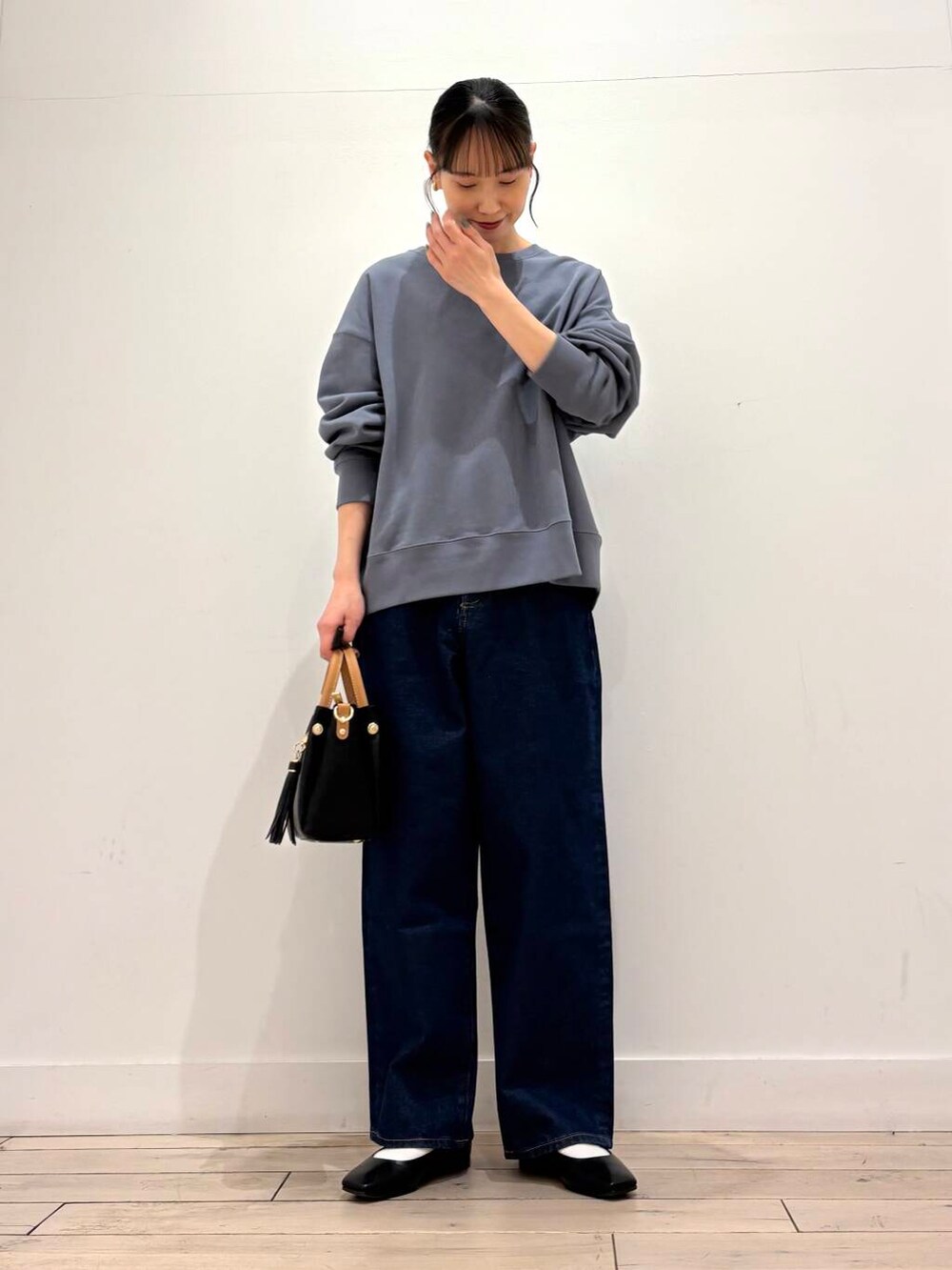 「デニム、ママコーデ、スウェット、FORK&SPOON、アーバンリサーチドアーズ、newarrival、ドアーズ、ストレート×イエベ春、春アウターコーデ、私の推しデニムスタイル」｜「RODE SKOのプチ2WAYトートバッグ（トートバッグ、ブラック系）」を使った、amiさん（レディース・160cm）の春コーディネートの4枚目の写真