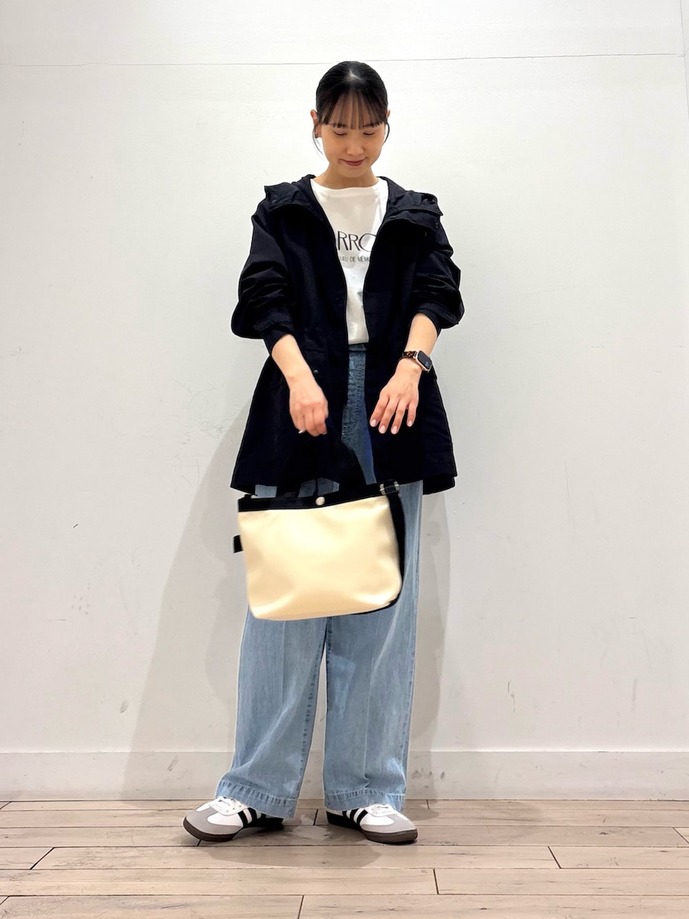 ホワイト系のTシャツ/カットソー、ブルー系のマウンテンパーカー、ブルー系のデニムパンツを着用したレディースの春コーディネートの2枚目の写真