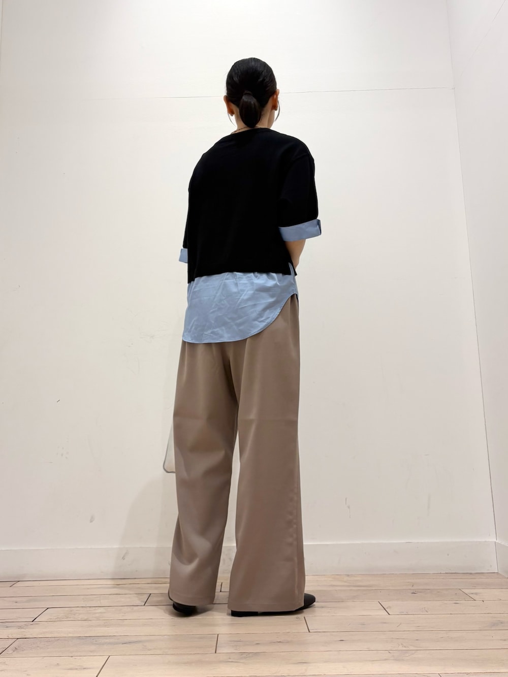 ブラック系のニット/セーター、ベージュ系のその他パンツ、シルバー系のトートバッグを着用したレディースの夏コーディネートの4枚目の写真