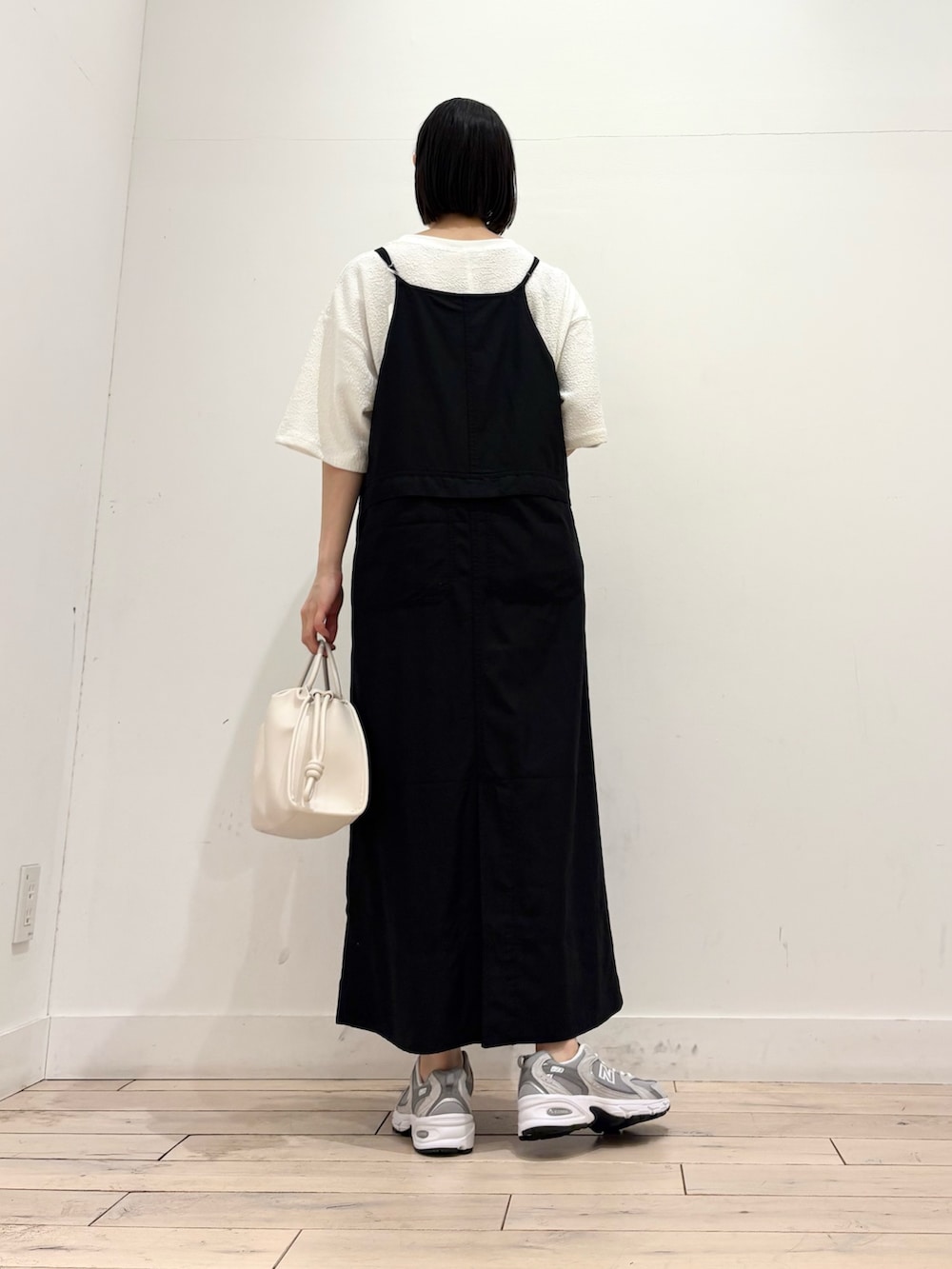 ホワイト系のTシャツ/カットソー、ホワイト系のトートバッグ、グレー系のスニーカーを着用したレディースの春コーディネートの4枚目の写真