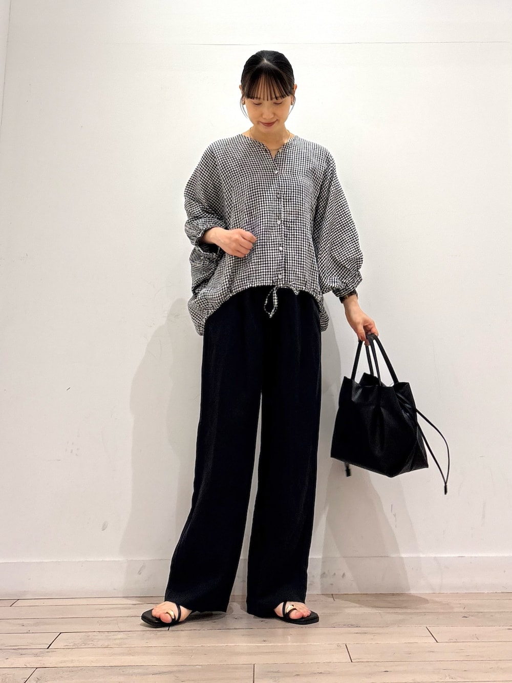 その他のシャツ/ブラウス、ブラック系のショルダーバッグ、ブラック系のその他パンツを着用したレディースの夏コーディネートの2枚目の写真