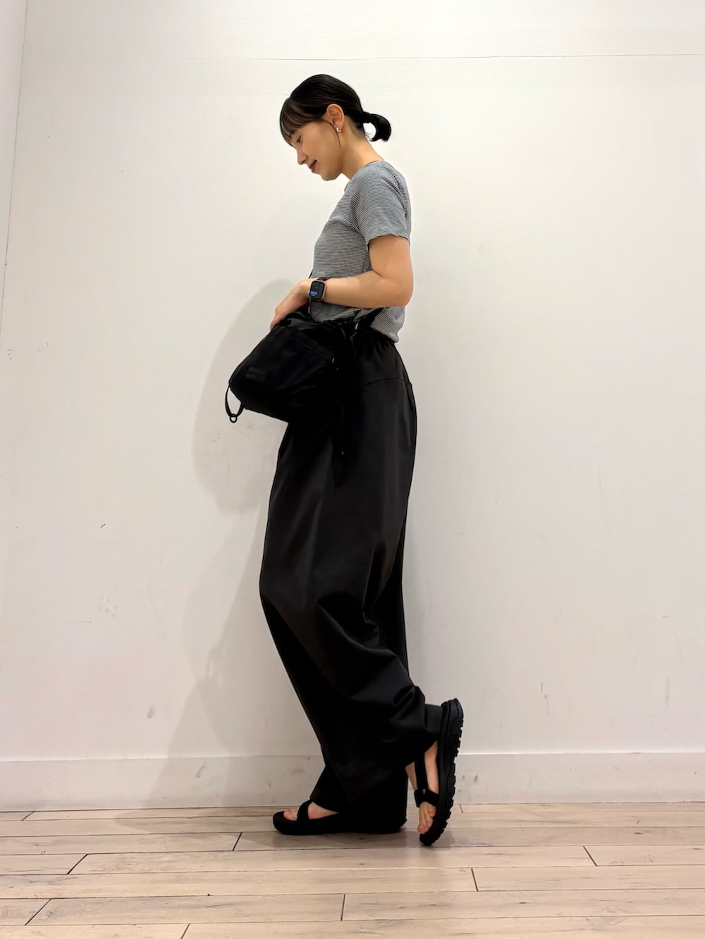 グレー系のその他パンツ、ブラック系のショルダーバッグ、ブルー系のTシャツ/カットソーを着用したレディースの夏コーディネートの3枚目の写真