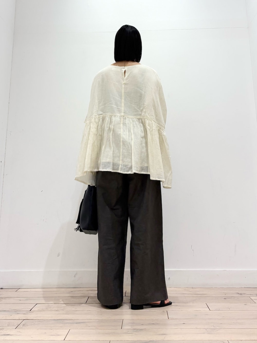 ホワイト系のシャツ/ブラウス、グレー系のその他パンツ、ブラック系のトートバッグを着用したレディースの夏コーディネートの4枚目の写真