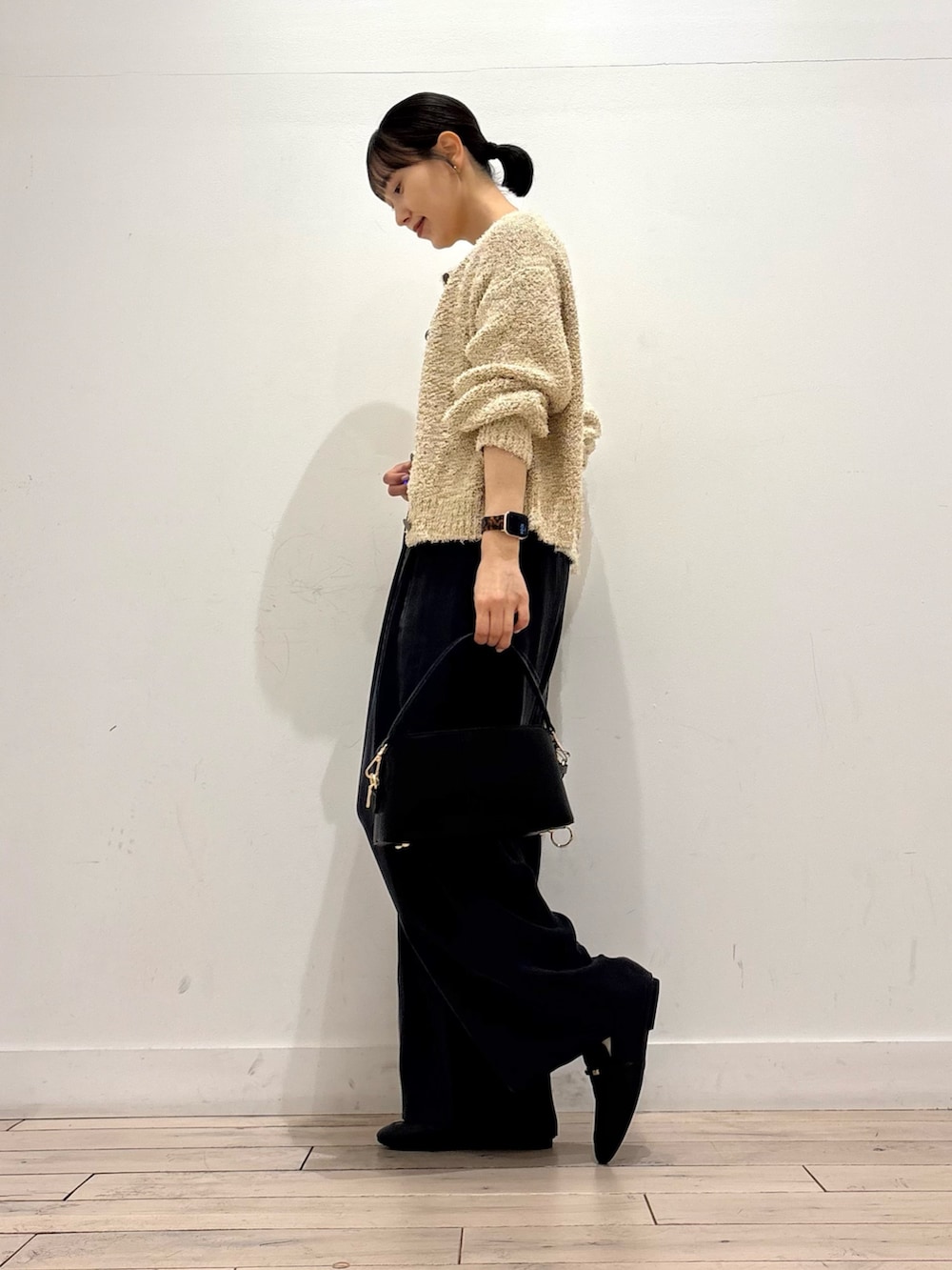 ホワイト系のタンクトップ、イエロー系のカーディガン/ボレロ、ブラック系のその他パンツを着用したレディースの春コーディネートの4枚目の写真