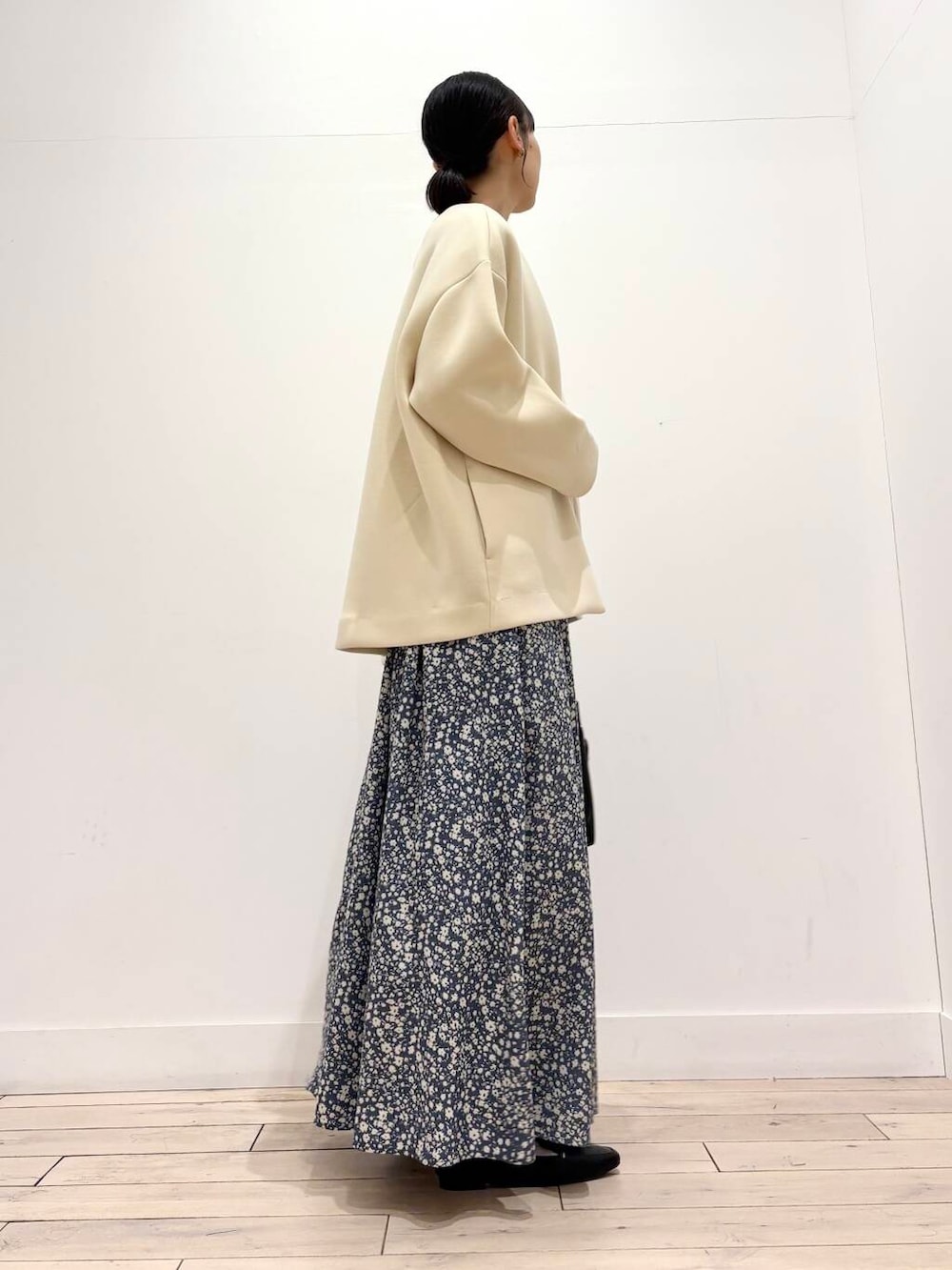 ブラック系のローファー、ブラック系のトートバッグ、ホワイト系のノーカラージャケットを着用したレディースの春コーディネートの3枚目の写真