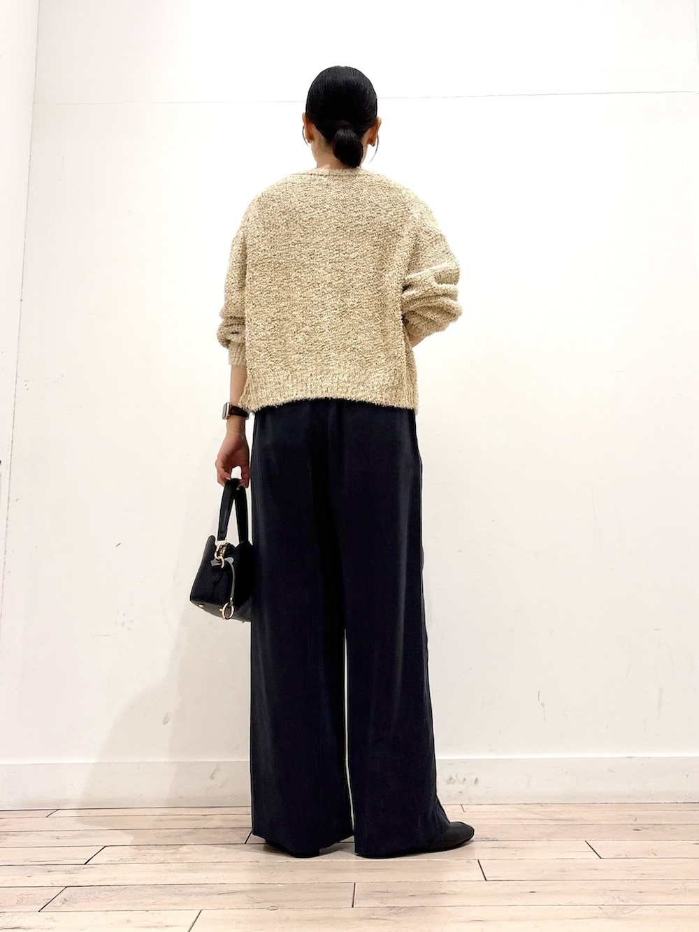 ホワイト系のタンクトップ、イエロー系のカーディガン/ボレロ、ブラック系のその他パンツを着用したレディースの春コーディネートの5枚目の写真