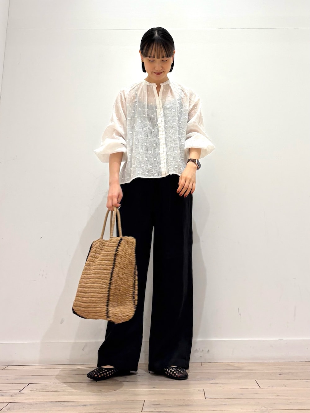 ホワイト系のシャツ/ブラウス、ブラック系のその他パンツ、ベージュ系のトートバッグを着用したレディースの春コーディネートの2枚目の写真