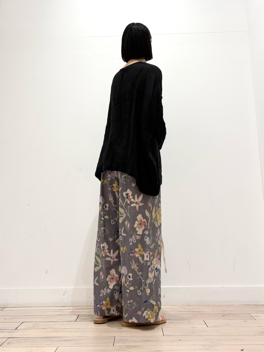ブラック系のシャツ/ブラウス、グレー系のその他パンツ、ホワイト系のショルダーバッグを着用したレディースの春コーディネートの4枚目の写真