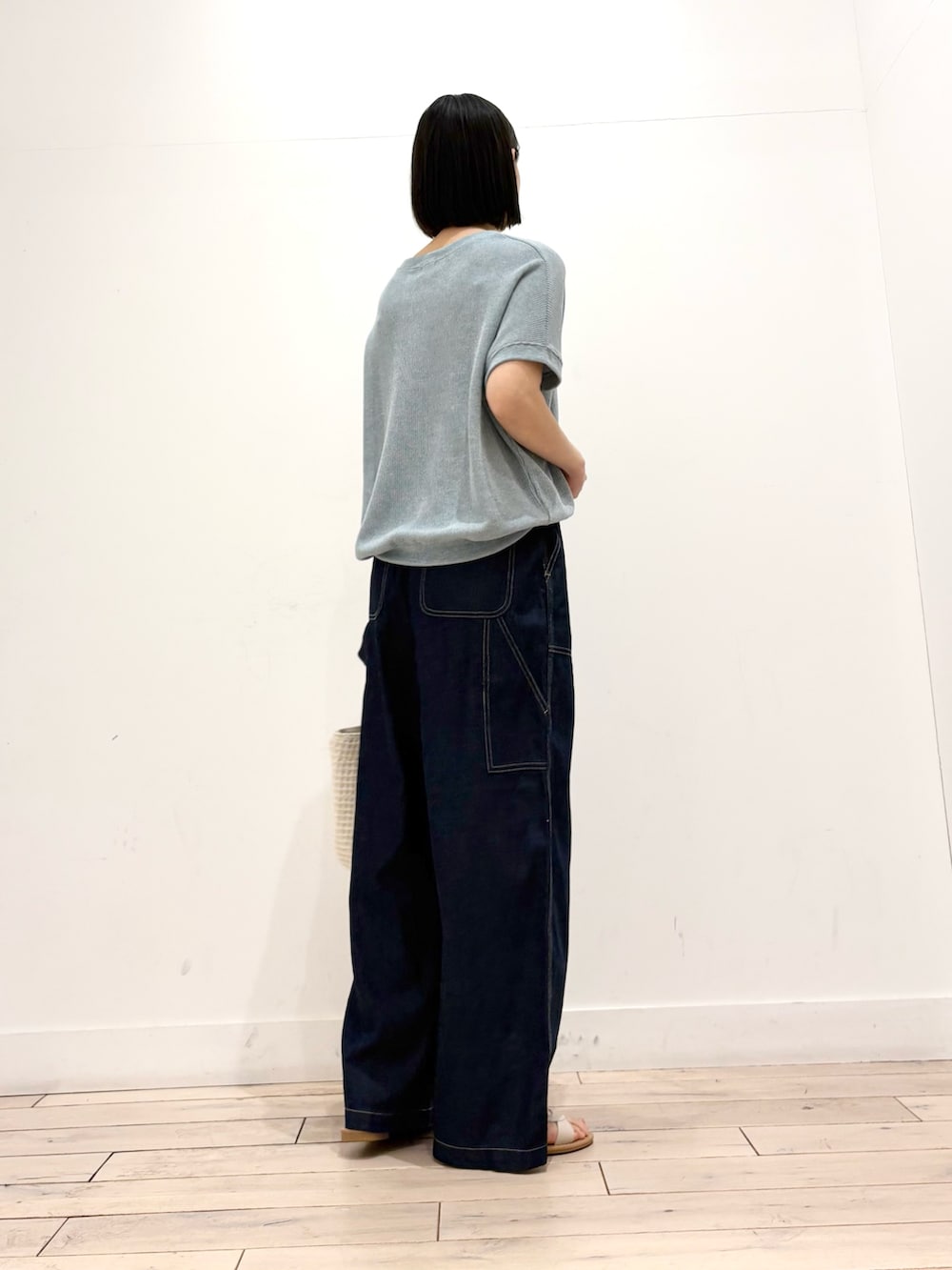 ブルー系のTシャツ/カットソー、ブルー系のデニムパンツ、ホワイト系のトートバッグを着用したレディースの春コーディネートの6枚目の写真