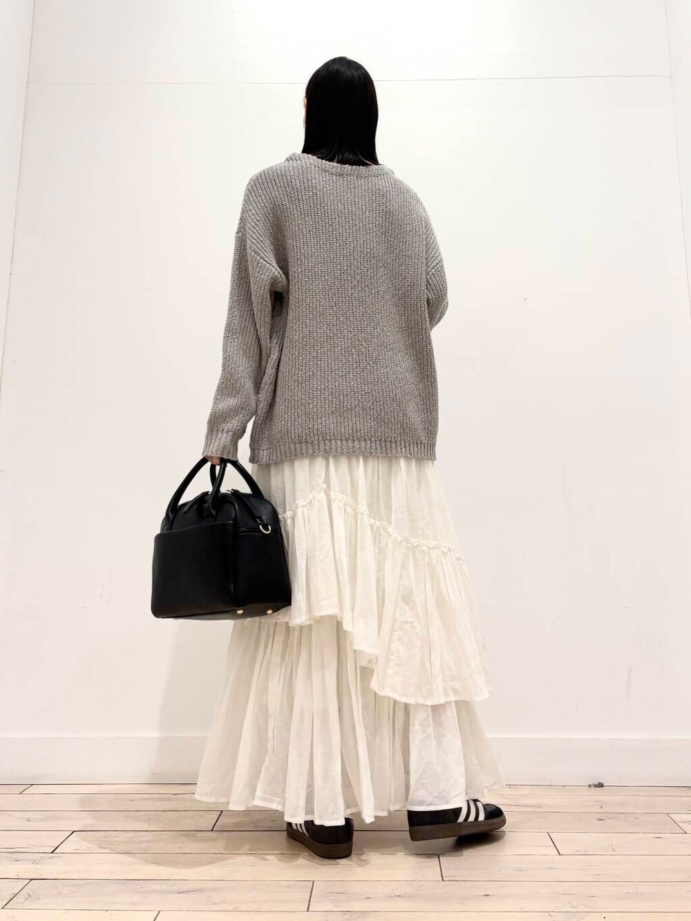 「ニット、スカート、ママコーデ、アーバンリサーチドアーズ、newarrival、ドアーズ、ストレート×イエベ春、春アウターコーデ」｜「RODE SKOのプレーンボストンバッグ（ボストンバッグ、ブラック系）」を使った、amiさん（レディース・160cm）の春コーディネートの4枚目の写真