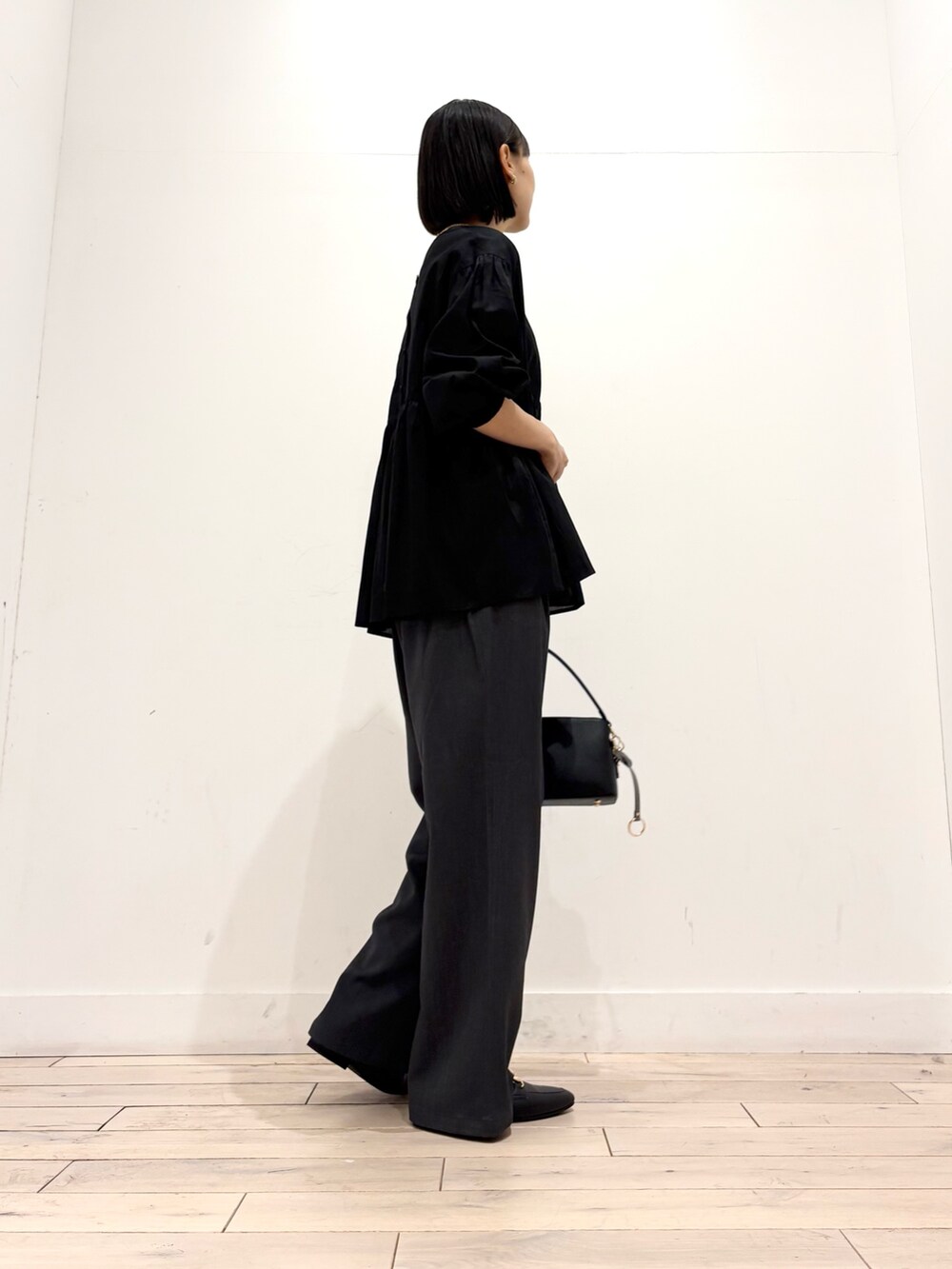ブラック系のシャツ/ブラウス、グレー系のその他パンツ、ブラック系のショルダーバッグを着用したレディースの秋コーディネートの4枚目の写真