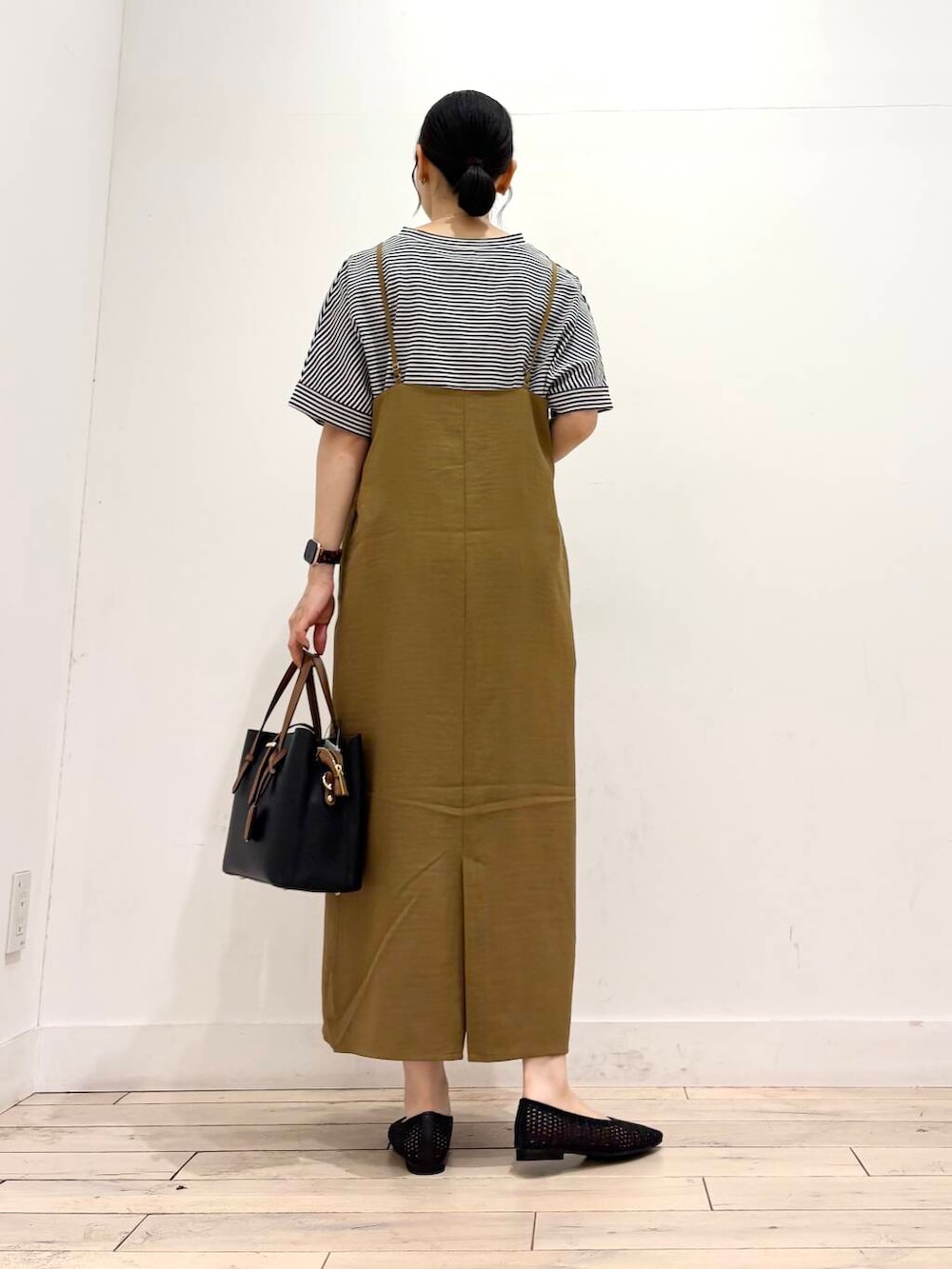 「ワンピース、キャミワンピース、ママコーデ、RODESKO、SMELLY、アーバンリサーチドアーズ、ドアーズ、ストレート×イエベ春、きれいめ派のtシャツコーデ、私が選ぶセールアイテム25ss」|「RODE SKOの『ドラマ着用商品』チャーム付ミドルバッグ『Msize』(トートバッグ、ブラック系)」を使った、amiさん(レディース・160cm)の夏コーディネートの4枚目の写真