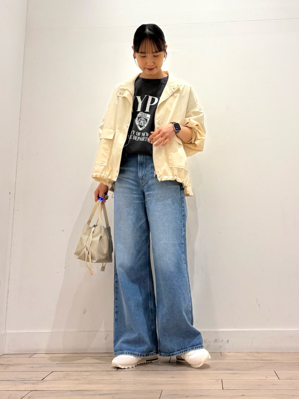 ブラック系のTシャツ/カットソー、ホワイト系のブルゾン、ホワイト系のスニーカーを着用したレディースの春コーディネートの2枚目の写真