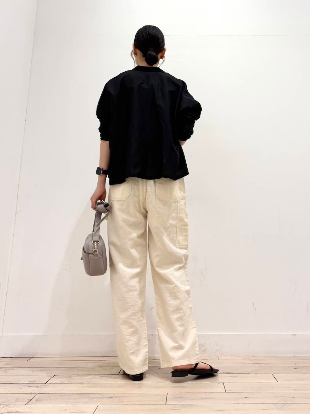 「シャツ、ママコーデ、RODESKO、mizuiroind、SMELLY、アーバンリサーチドアーズ、ドアーズ、旅行コーデ、帰省コーデ、ストレート×イエベ春、私が選ぶセールアイテム25ss」|「SMELLYのステンレススクリューチェーンネックレス(ネックレス、ゴールド系)」を使った、amiさん(レディース・160cm)の夏コーディネートの3枚目の写真
