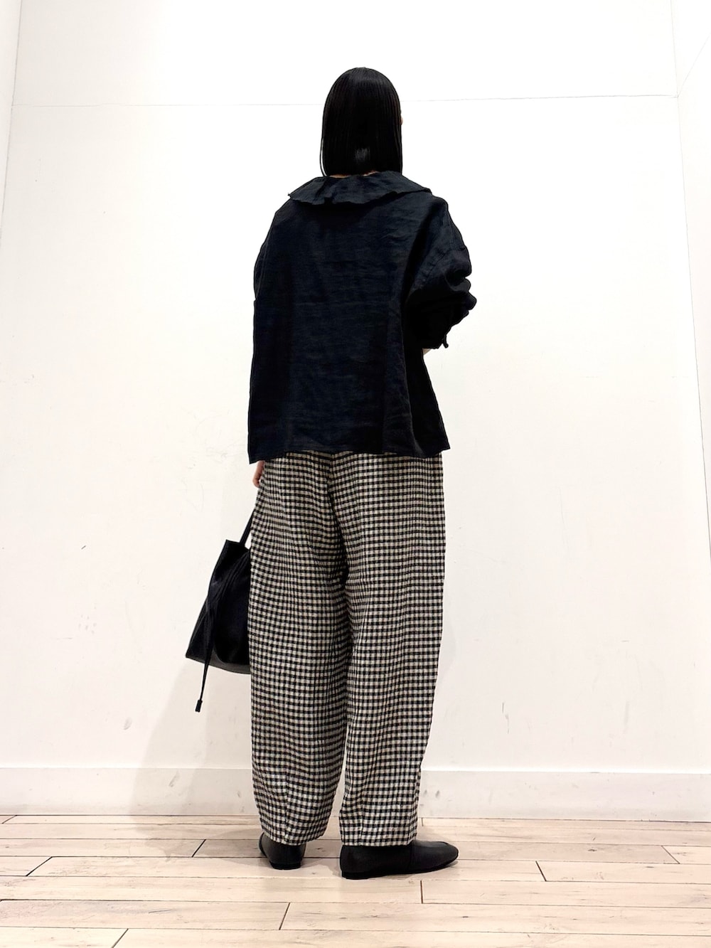 ブラック系のその他パンツ、ブラック系のショルダーバッグ、ブラック系のローファーを着用したレディースの春コーディネートの4枚目の写真