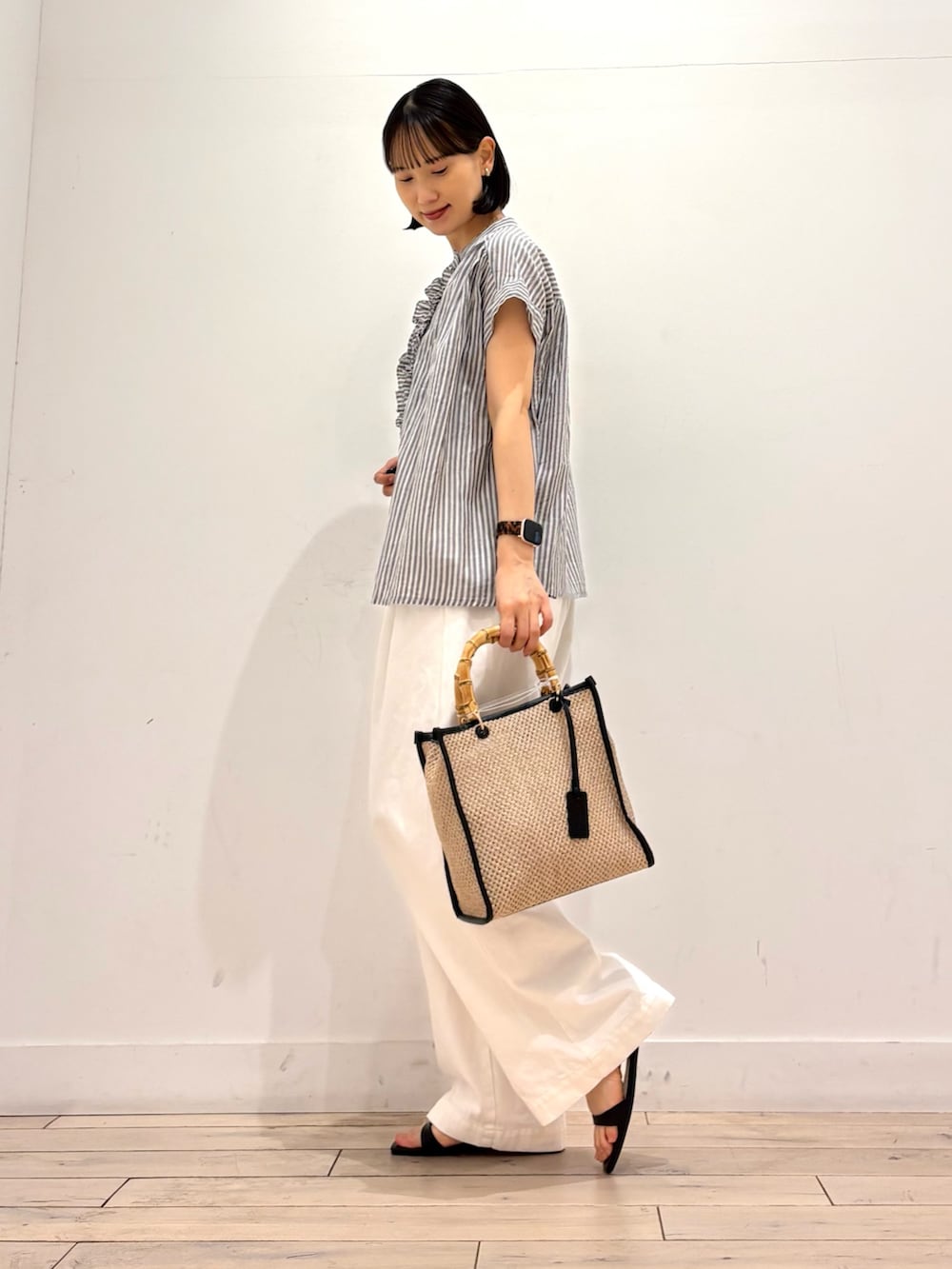 グレー系のシャツ/ブラウス、ホワイト系のその他パンツ、ブラック系のショルダーバッグを着用したレディースの夏コーディネートの4枚目の写真