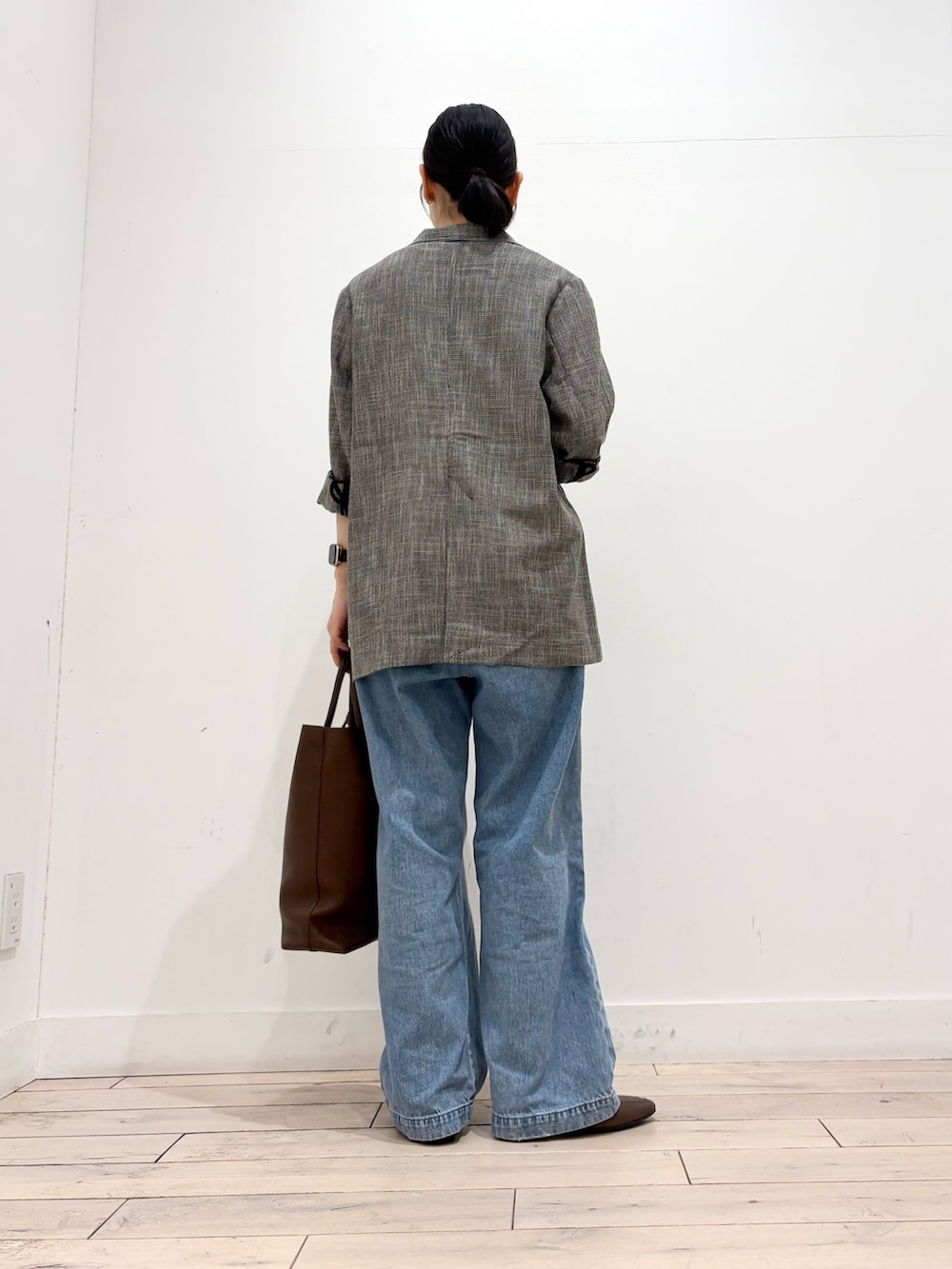 ホワイト系のTシャツ/カットソー、グレー系のその他アウター、ブルー系のデニムパンツを着用したレディースの夏コーディネートの4枚目の写真