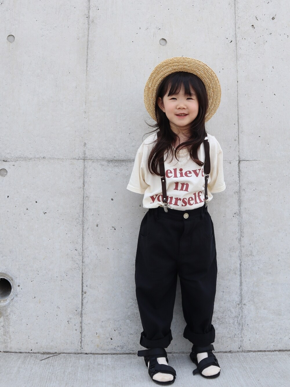 ホワイト系のパンツ、ブラック系のサンダル、ホワイト系のTシャツ/カットソーを着用したキッズの春コーディネートの4枚目の写真