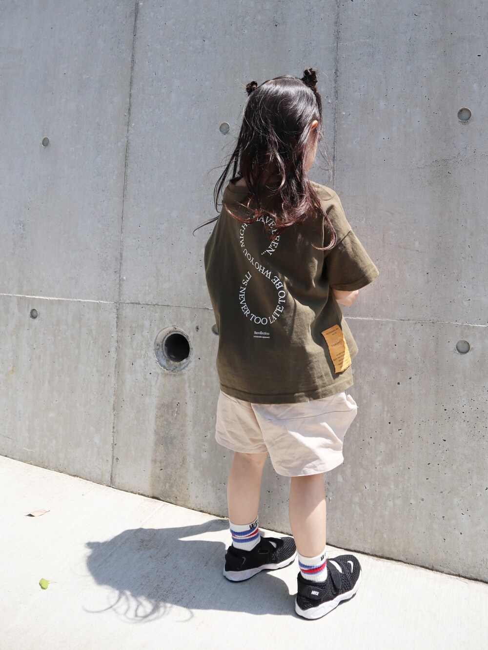 グリーン系のTシャツ/カットソー、ベージュ系のパンツ、ブラック系のサンダルを着用したキッズの春コーディネートの4枚目の写真