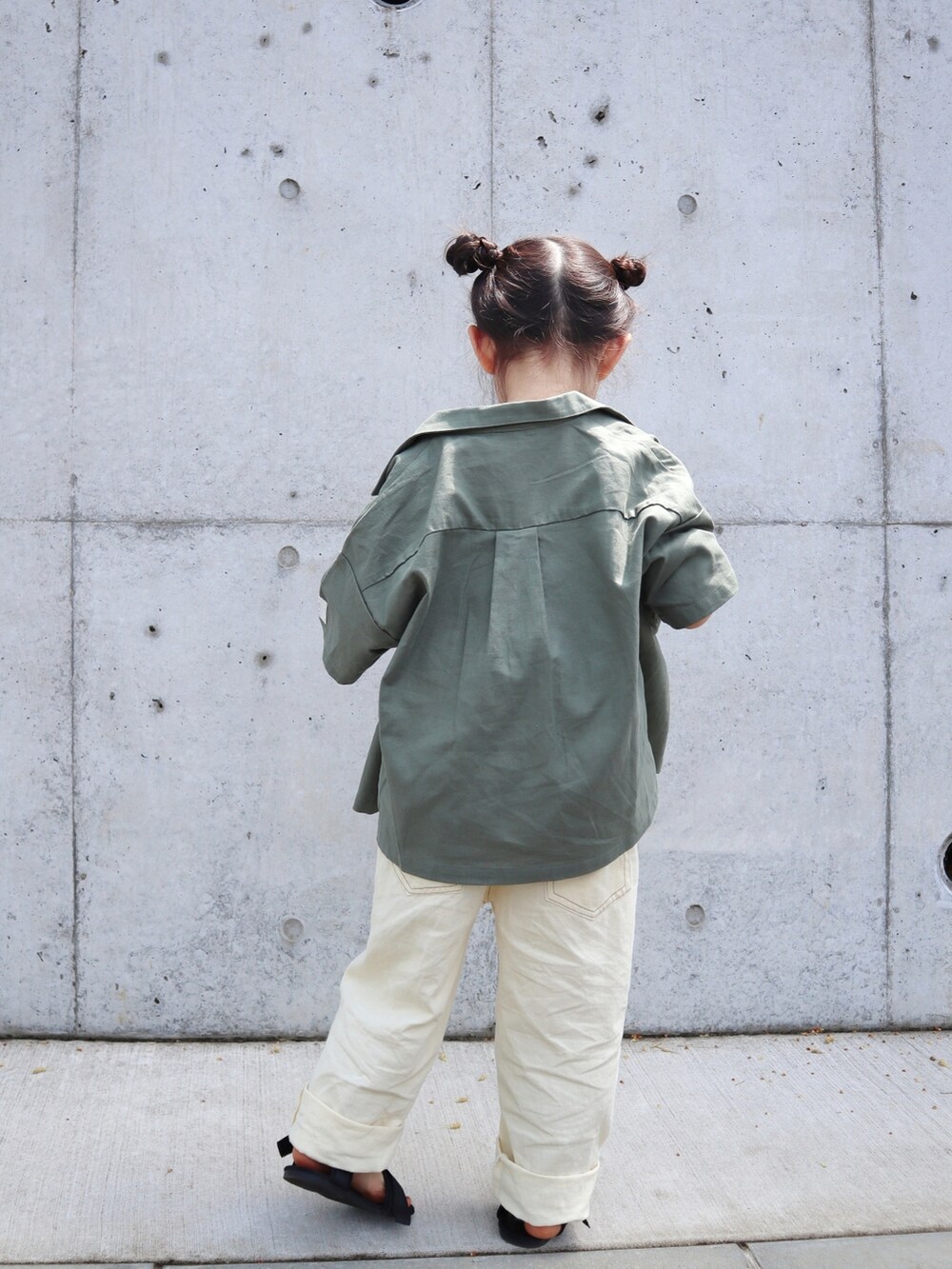 ホワイト系のパンツ、ブラック系のサンダル、ホワイト系のTシャツ/カットソーを着用したキッズの春コーディネートの2枚目の写真